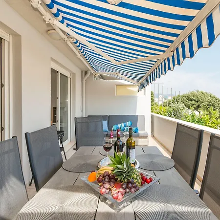 Sun & Palms Apartment
